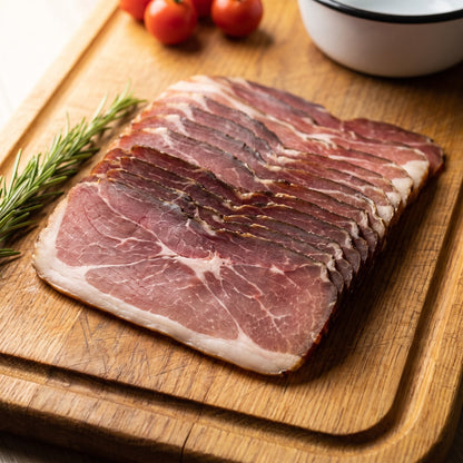 Geräucherter Schinken vom Gäu-Weideschwein, Nahaufnahme der aufgefächerten Scheiben auf einem Eichenbrett
